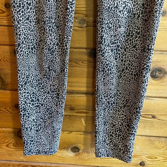 SPANX Jean-ish® Ankle Leggings, tan cheetah print size Medium - Picture 2 of 10